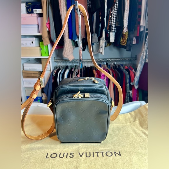 Authentic Louis Vuitton Vernis - Picture 1 of 9
